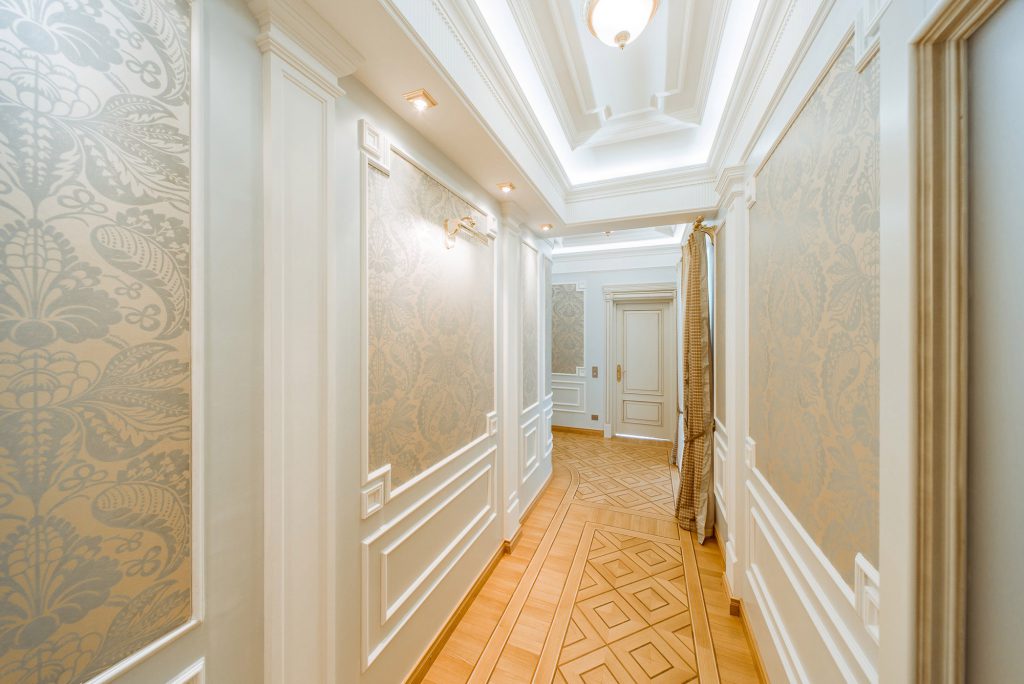 Wallpaper and wall panels in the classic hallway