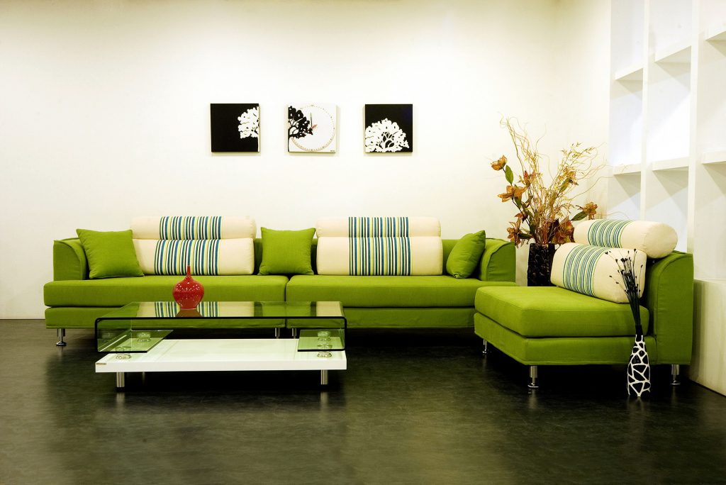 The combination of green and white in the living room