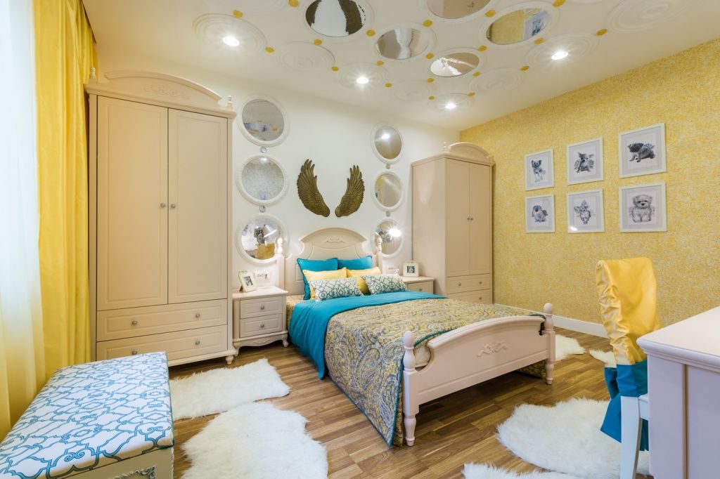 Dinding kertas cecair kuning dengan dalaman bilik tidur