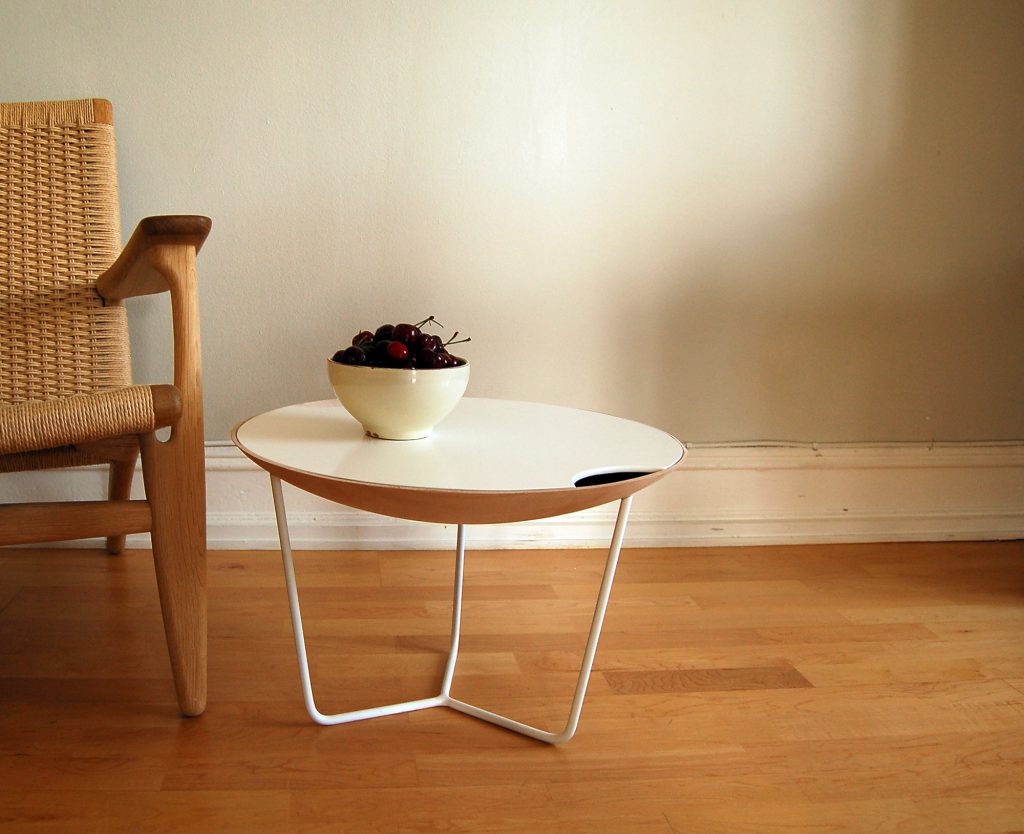 Round coffee table made of plastic and wood