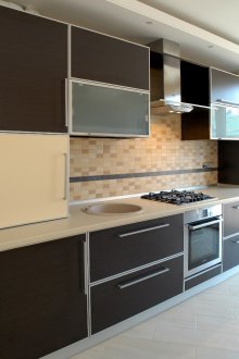 Черна и бежова кухня венге