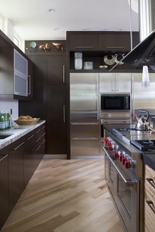 Тъмна венге кухня с камък плот