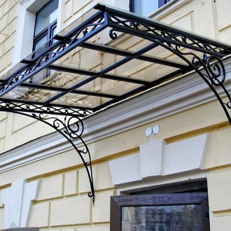 Katil kayu padu di pedalaman bilik tidur