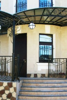 Figured visor made of metal and polycarbonate