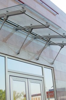 Flat visor made of glass and metal