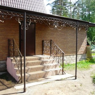 Щипка американка по стените на къщата