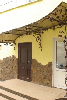 Figured visor made of polycarbonate and forged elements