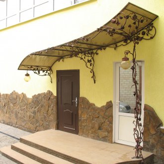 Завеси на сводестия прозорец в къщата