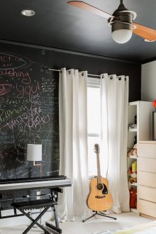Black ceiling and walls in a teenager's room
