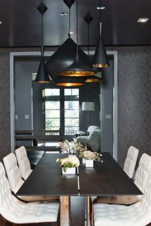 Black ceiling in the dining room
