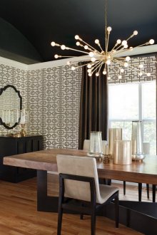 Black ceiling in the dining room