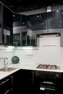 Black glossy ceiling in the kitchen