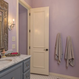 The door in the bathroom can also be decorated with decoupage