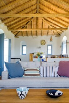 Уютна малка къща в гръцки стил