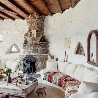 Дневна в гръцки стил с полукръгъл диван и дървен таван