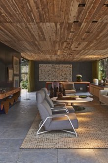 Дървен естествен таван в хола