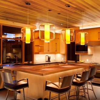 Дървен таван в кухнята с бар за закуска
