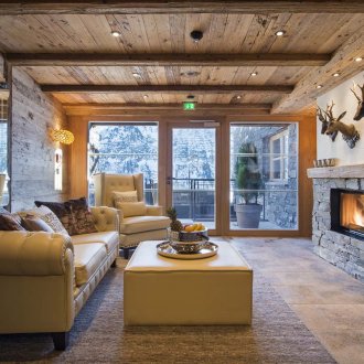 Таван от естествено дърво в хола с камина