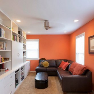 Оранжева и бяла всекидневна