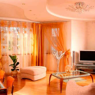 Оранжево-бяла всекидневна с красиви завеси