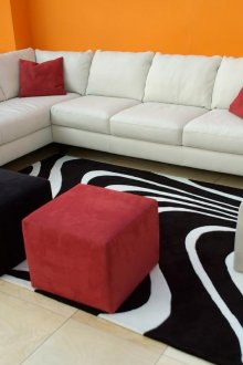 Оранжеви стени в хола