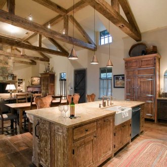 Дървени греди на тавана в интериора на къщата