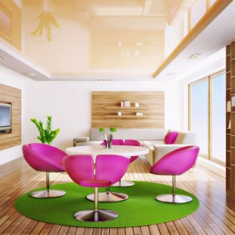 Бежов и бял опънат таван в хола