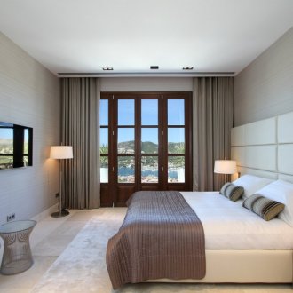 Бял матов опънат таван в спалнята