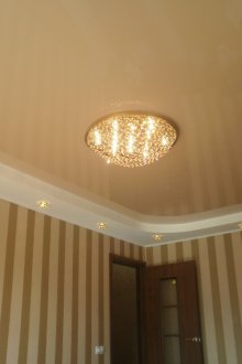 Бежово и бяло стенен таван