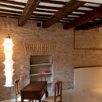 Тъмни дървени греди на бял таван