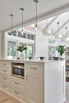 Комбинирана светла кухня с остров в частна къща