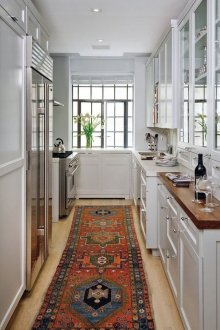 Тесна светла кухня с красив килим