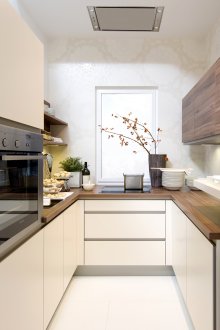 Модерна тясна кухня в частна къща