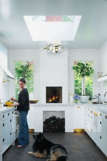 Тесна бяла кухня с печка в частна къща