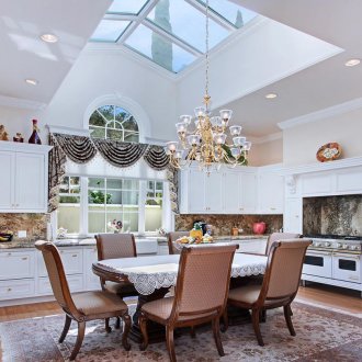 Класическа квадратна кухня с красив таван