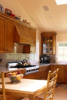 Уютна кухня с дървени мебели в частна къща