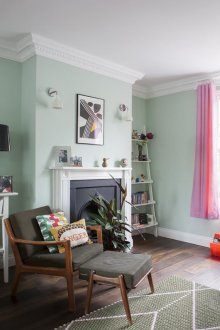 Красива дневна с ментови стени