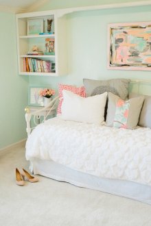 Монетни стени в светла всекидневна