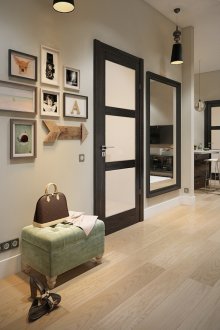 Мента с тахта и картина в коридора