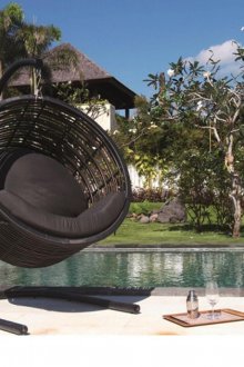 Кръгъл стол хамак в района близо до басейна