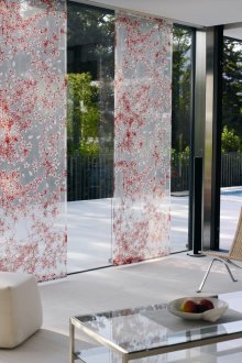 Грациозни полупрозрачни японски завеси в хола