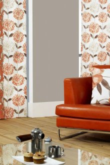 Цветни японски завеси в оранжеви тонове в хола