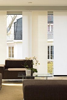 Бежови и бели японски завеси в хола