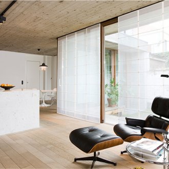 Бели полупрозрачни японски завеси в кухнята