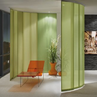 Светлозелени японски завеси в хола за отделяне на уединена зона за сядане