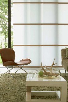 Бели и кафяви японски завеси в хола