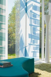 Ярки многоцветни японски завеси в хола