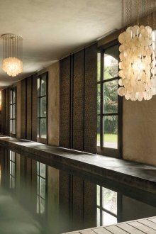 Кафяви японски завеси край басейна