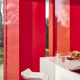 Червени японски завеси в кухнята