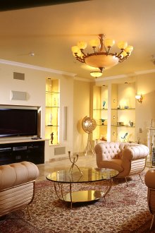 Класически полилеи, свещи за стени и лампи за рафтове в хола